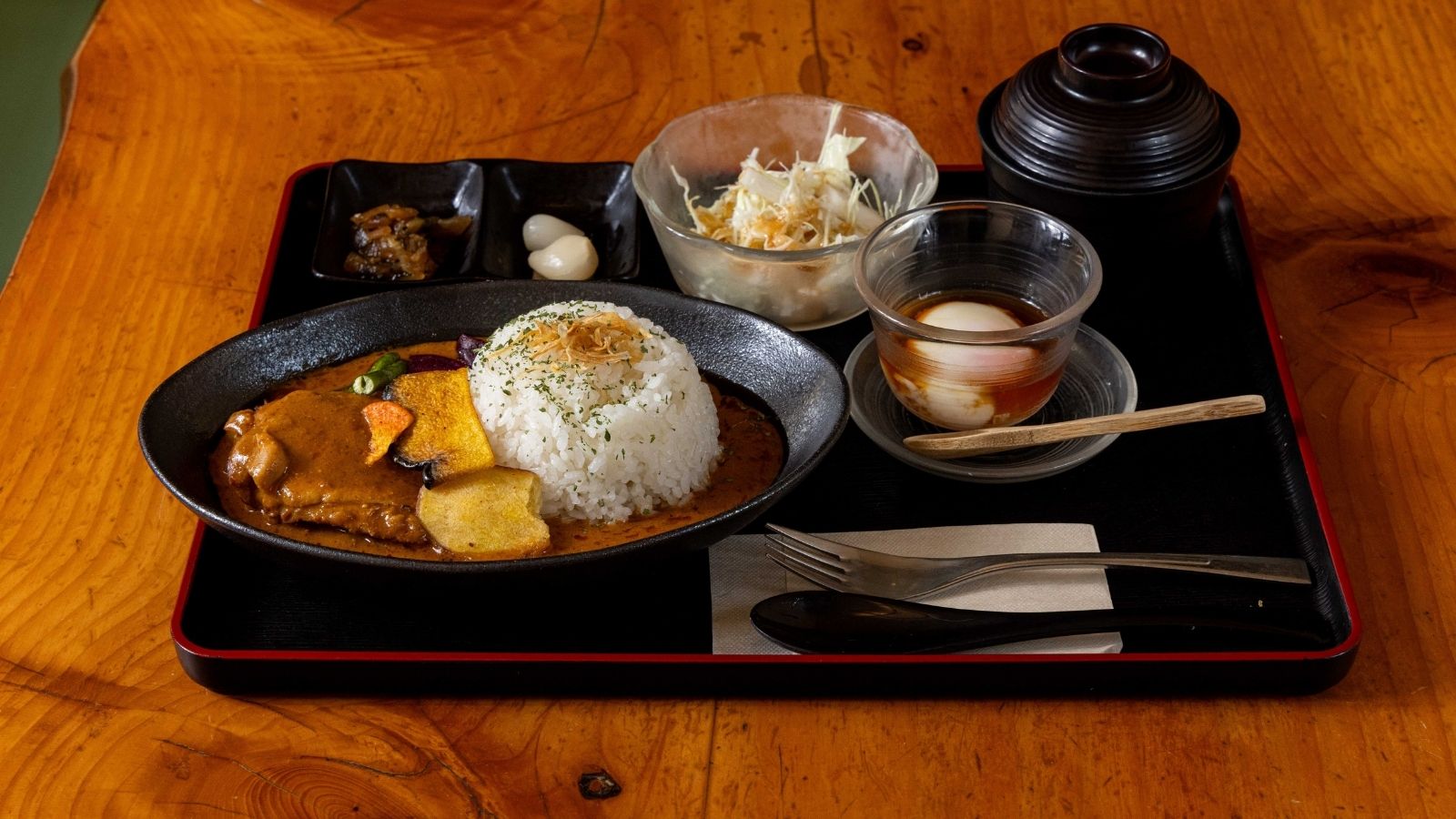 【１F麺処平の家】鶏白湯でじっくり煮込んだ『骨付きチキンカレー』