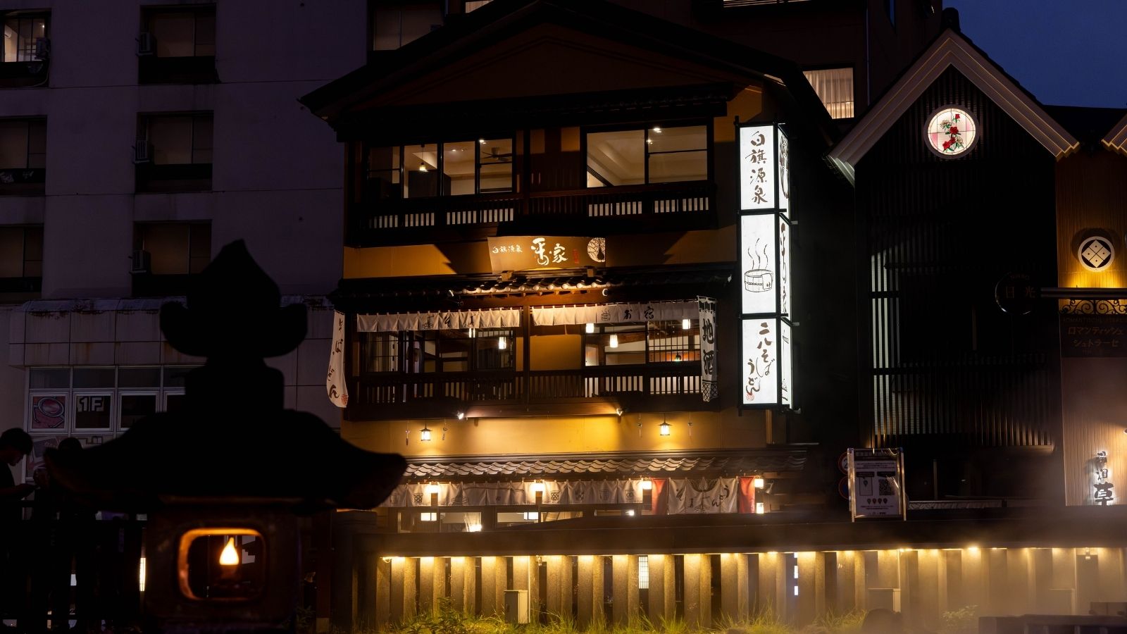 【外観】夜の静けさの中、温もりを感じさせる外観。