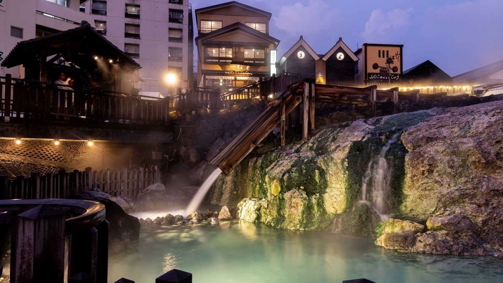 【外観】湯畑から見た当館。ライトアップされた湯畑と、温泉街の灯りが幻想的な雰囲気を作り出します♪