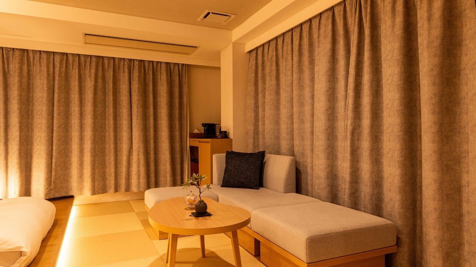 【和モダン】和の風情を感じるモダンな客室。快適で心地よいひとときを。