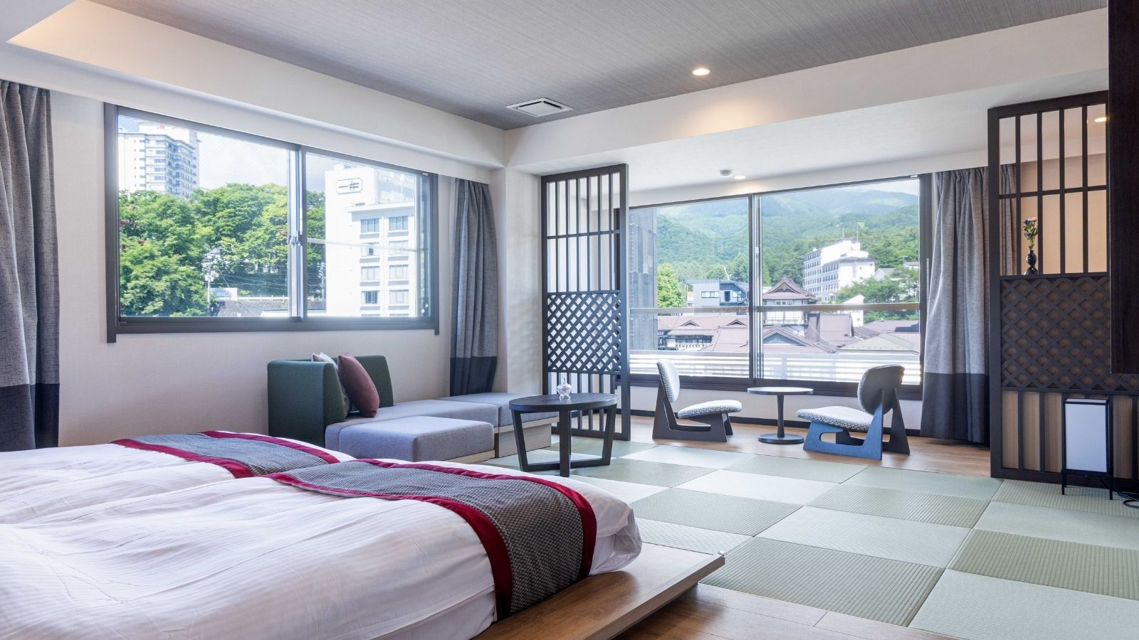 【大正ロマン】開放感のある広い空間に包まれたお部屋は、リラックスした滞在に最適です。湯畑眺望。