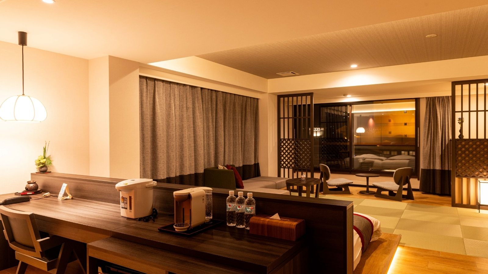 【大正ロマン】余裕のある広いデスクスペースが、快適な作業環境を提供します。