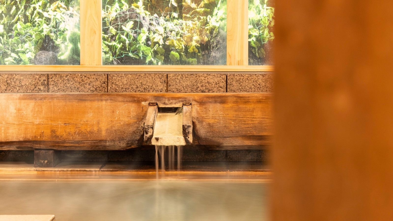 【大浴場】草津で唯一、単独パイプ・自然流下の白旗源泉は当館だけ。