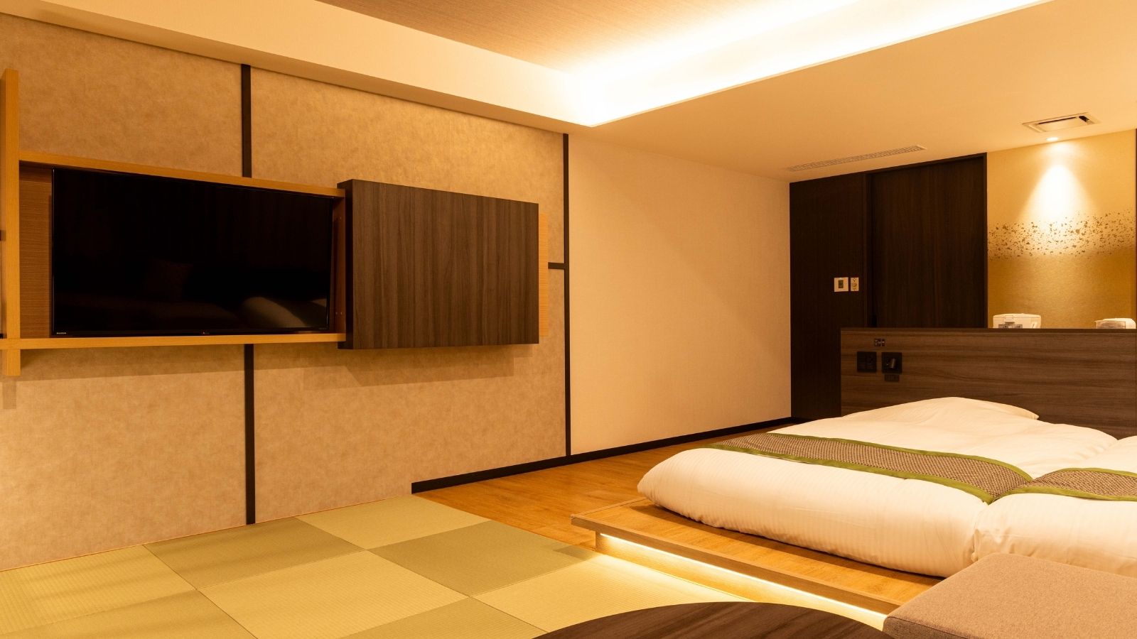 【大正ロマン】レトロな趣が漂う大正ロマンの客室。広々とした空間で、静かに過ごす贅沢なひとときを。