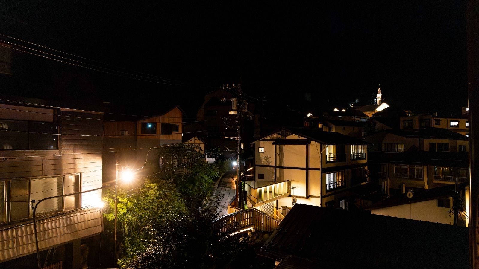 【和モダン】窓辺からは、温泉情緒を感じる路地裏の景色。和モダンの寛ぎ空間で心安らぐ時間を。