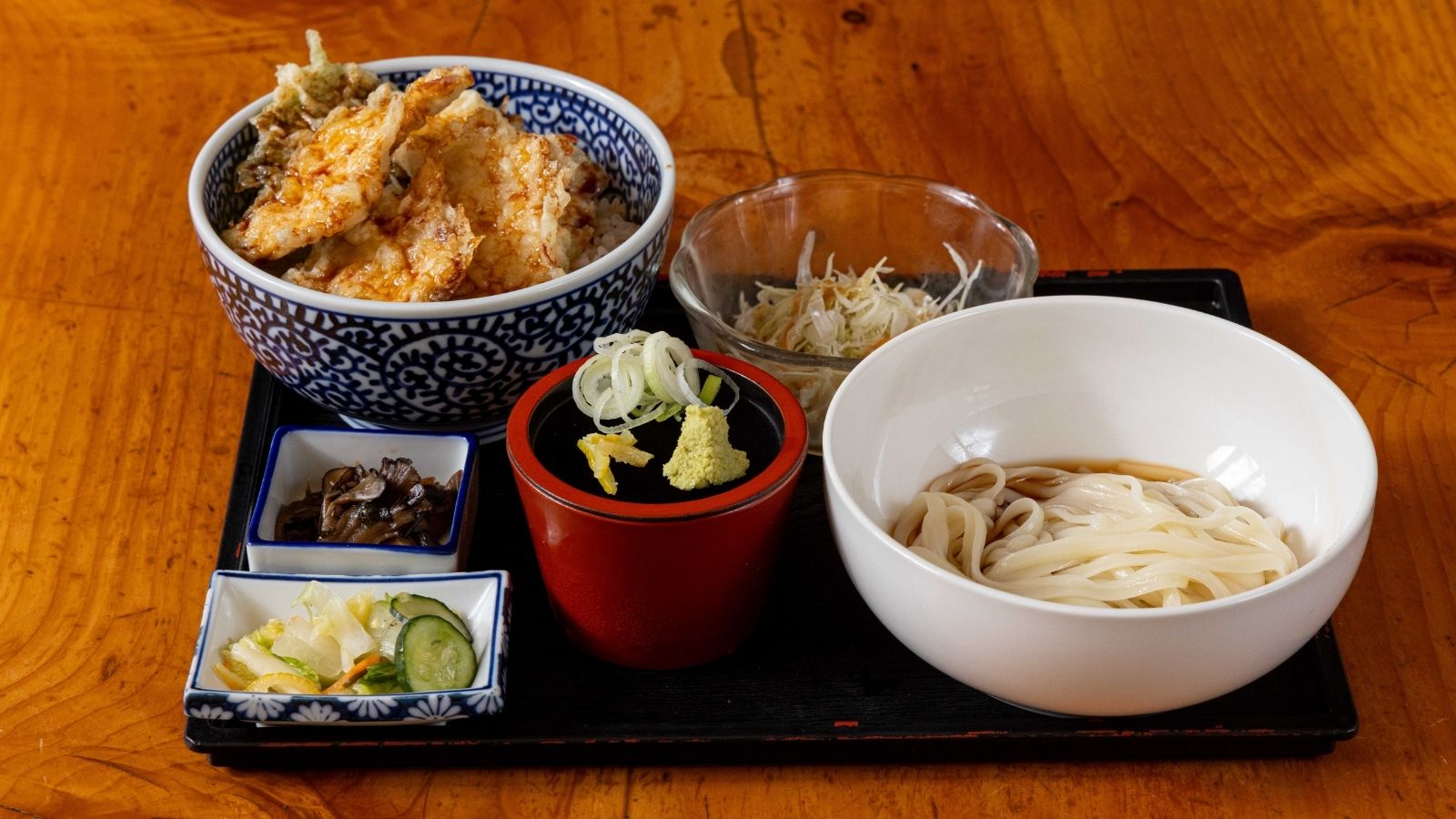 【１F麺処平の家】人気のとり天丼セット