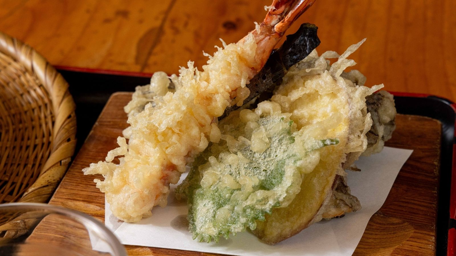 【１F麺処平の家】揚げたてのてんぷらは、サクサク食感と素材の旨みが自慢。