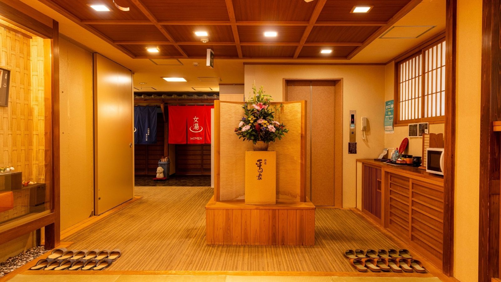 【１Fロビー】お客様にリラックスしていただけるよう、館内は清潔にしております。