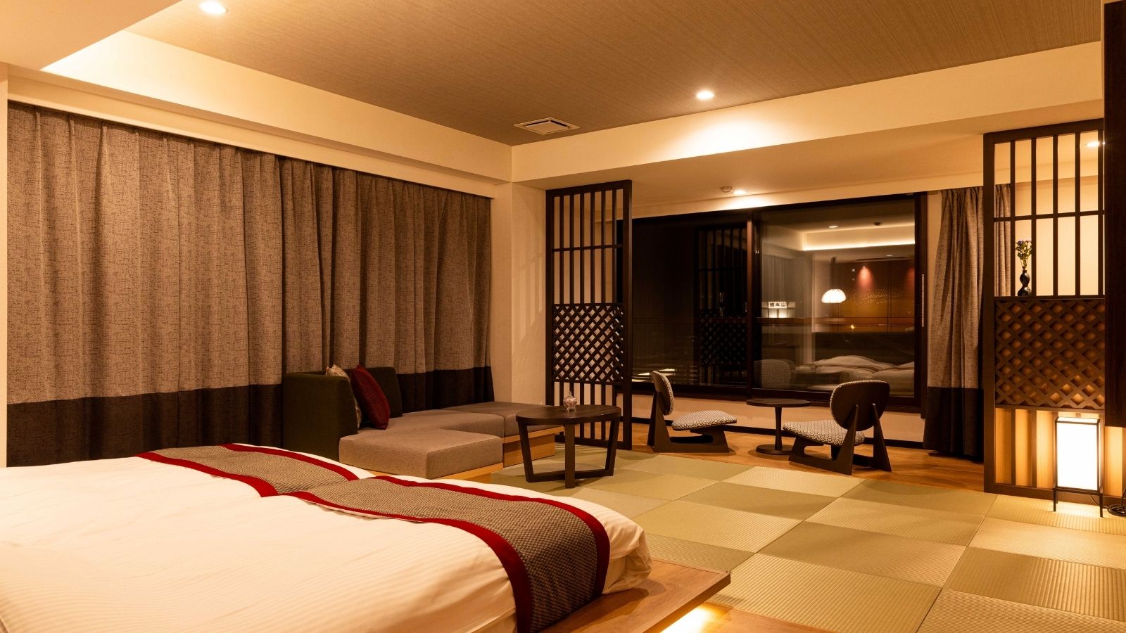 【大正ロマン】広々としたお部屋に、カウチソファーでゆっくりとリラックスできます。