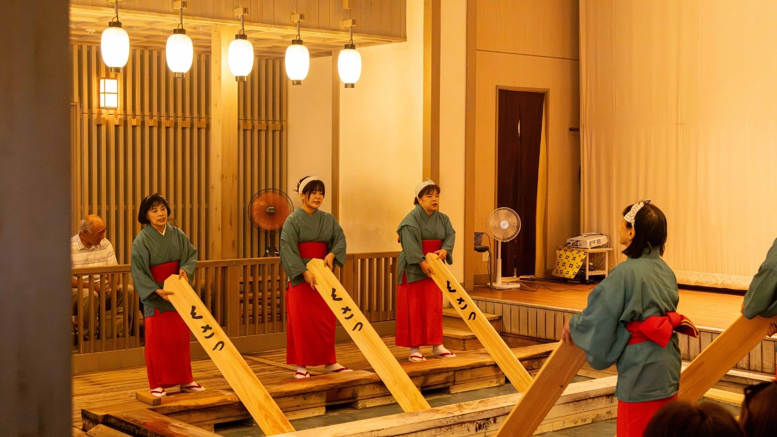 【湯もみ】伝統を受け継ぐ湯もみ実演は、草津ならではの特別な体験です。