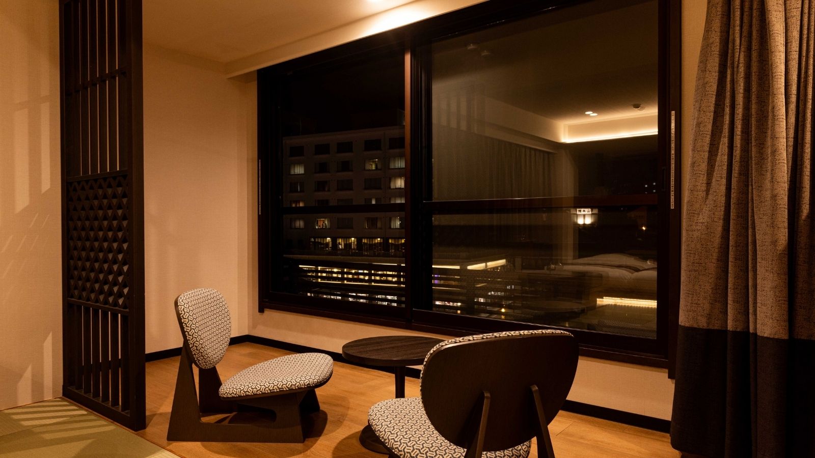 【大正ロマン】湯畑を望む和洋室。大正ロマン薫る空間で草津の情緒に浸るひとときを。