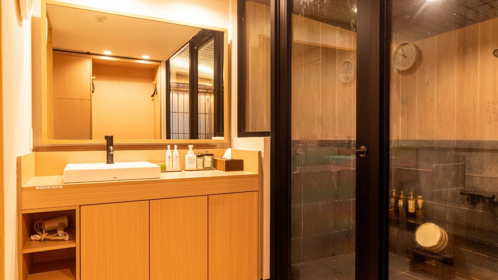 【貸切風呂】清潔感あふれる洗面で、貸切風呂の贅沢なひとときをより快適に。