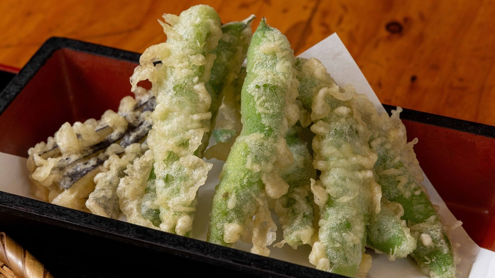 【１F麺処平の家】夏季限定の『幅広いんげん』揚げたてサクサクの天ぷらをご堪能ください。