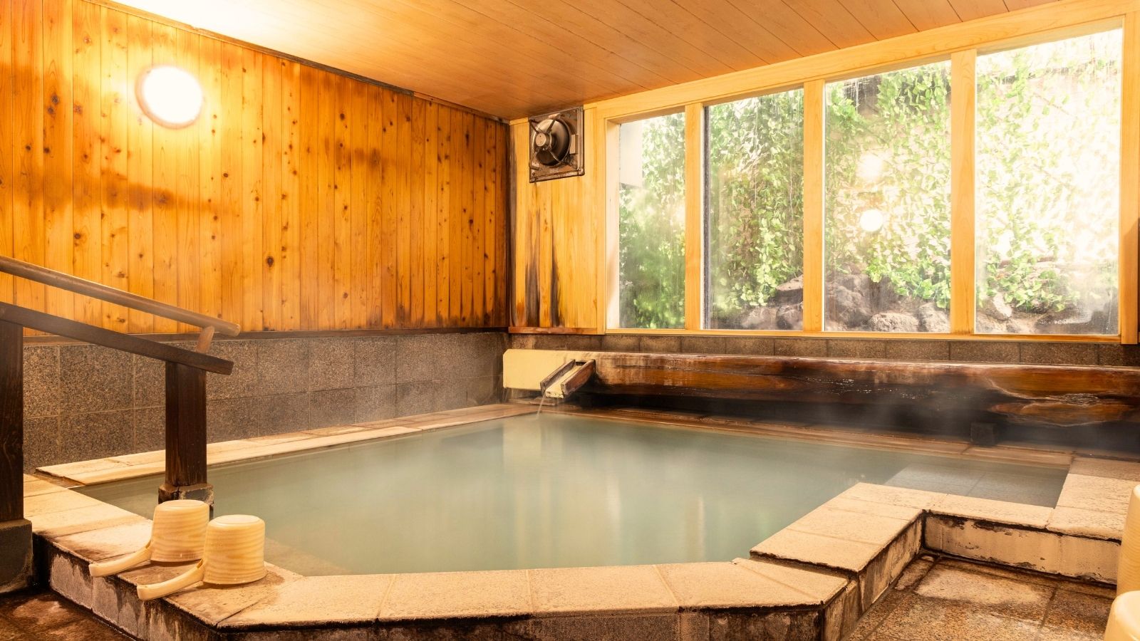 【大浴場】2019年7月にリニューアルした大浴場。草津最古の白旗源泉100％かけ流し。