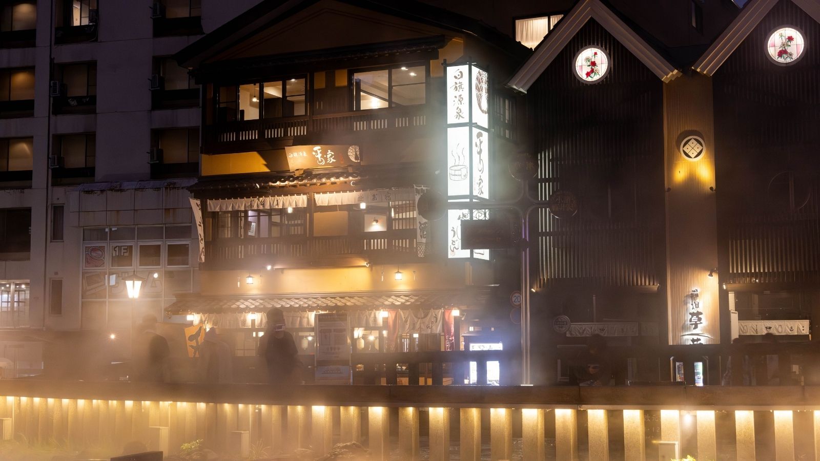 【外観】立ち上る湯けむりとともに、静かな佇まいが温かく迎えてくれます。