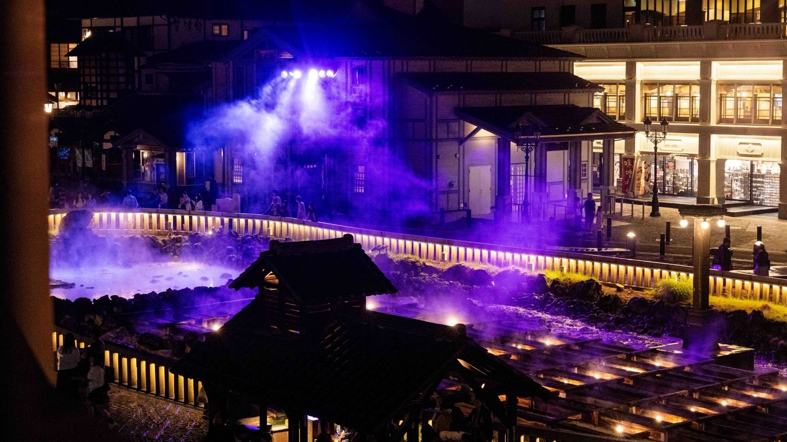 【湯の香】夜の温泉街と湯畑の灯りに包まれた、客室で贅沢なひととき。