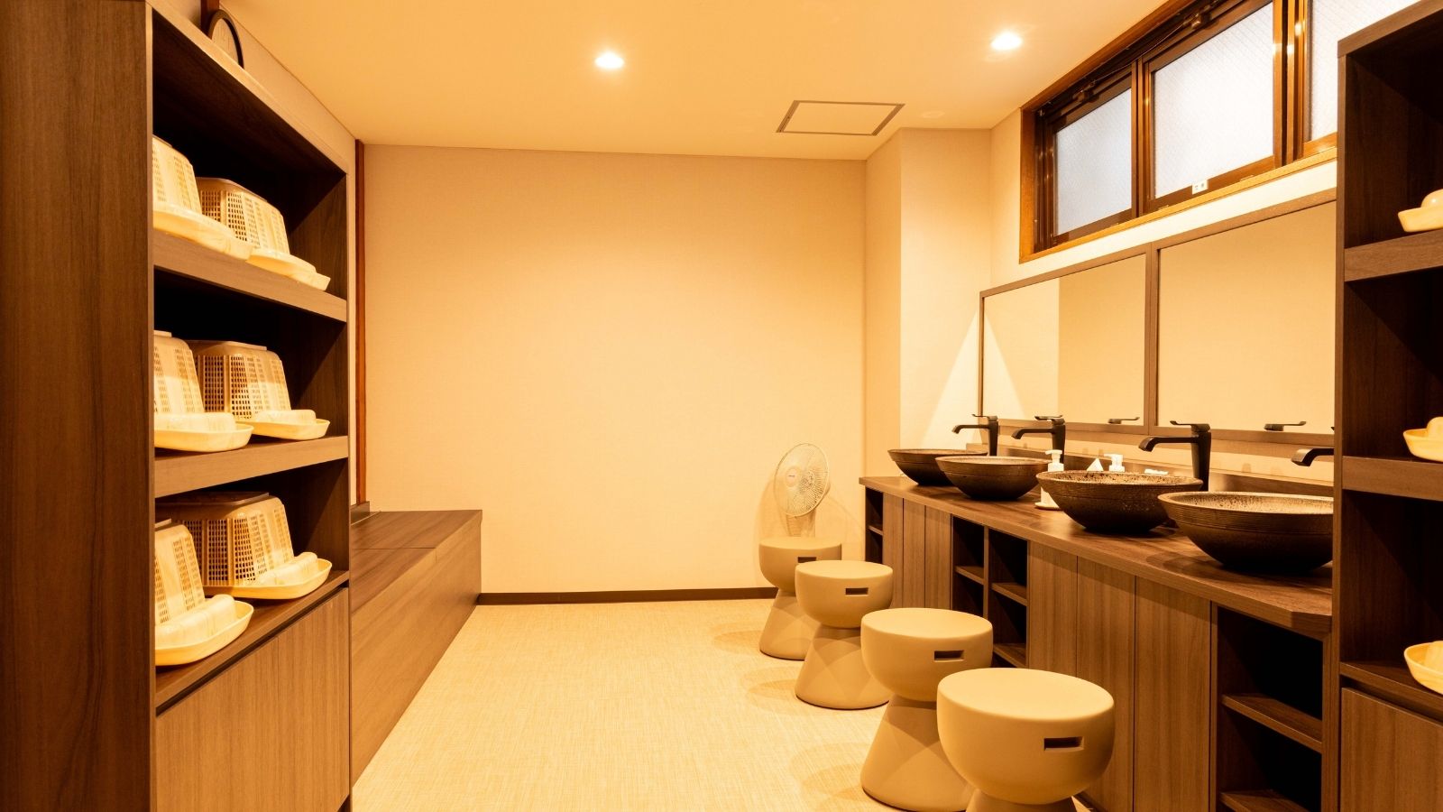 【男子脱衣所】安心してお着替えや準備ができる快適な空間です。