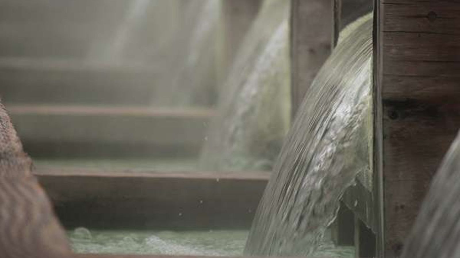 【湯畑木樋】温泉の湯気とともに、木樋の美しい景観をお楽しみいただけます。