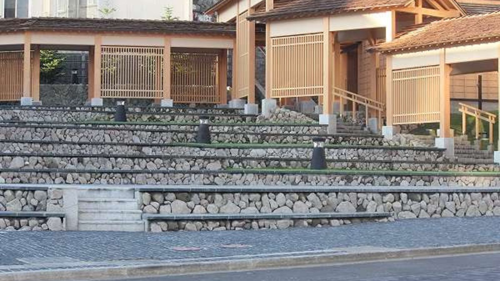 【湯路広場】当館より徒歩30秒。　時期により色々なイベントが行われます。