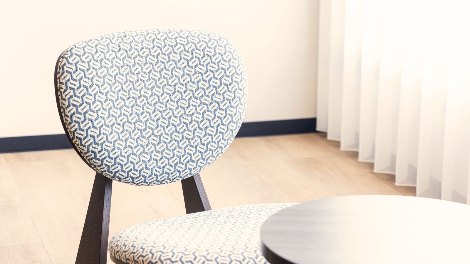 【大正ロマン】窓際に寛ぎスペースをご用意。大正ロマンに浸る贅沢なひととき。