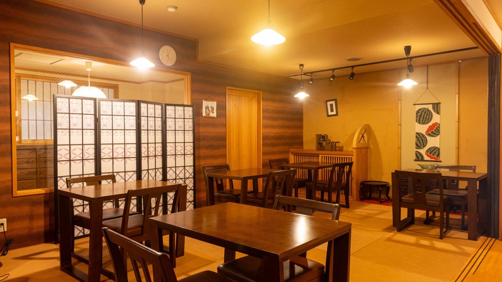 【上州麺処 平の家】落ち着いた2階の和ダイニングスペースで、静かなひとときを。