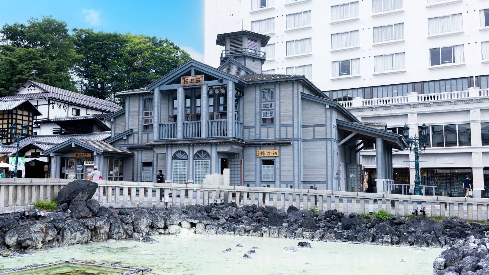 【湯もみ】観光客に人気の「熱乃湯」で、草津温泉の歴史と文化に触れる。