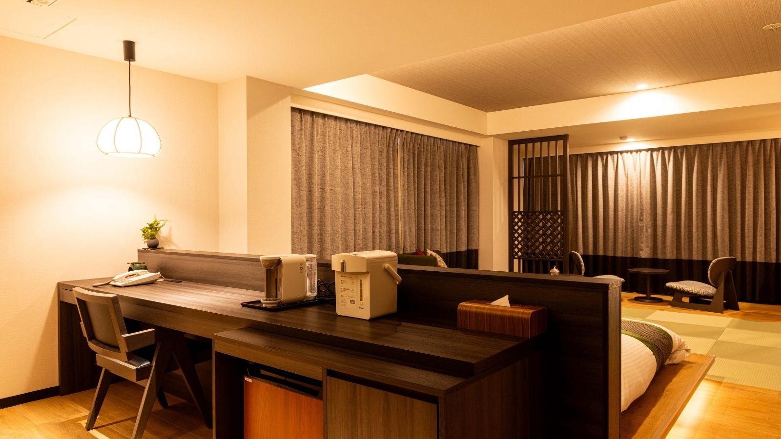 【大正ロマン】大正ロマン薫る広々和洋室。静かな環境でゆったりと、非日常の寛ぎをお楽しみください。