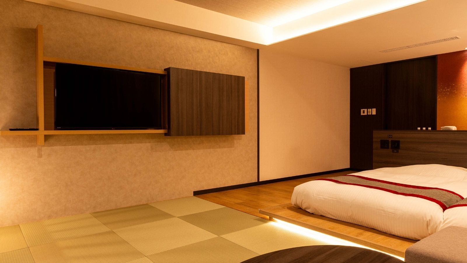 【大正ロマン】湯畑の光と調和する、和と洋の美を融合したレトロモダンな寛ぎ空間。