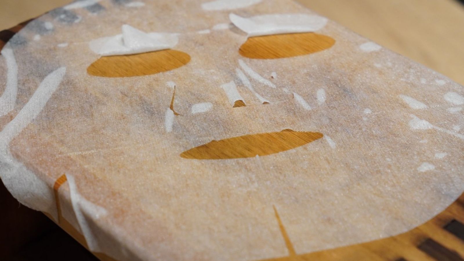 フェイスシートを源泉に浸してパック。美肌・美白効果が期待できます！