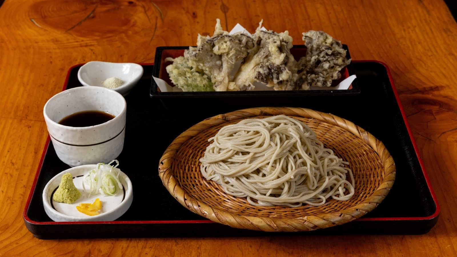 【１F麺処平の家】100日舞茸の一口ごとに広がる香りと食感、蕎麦の味わい。