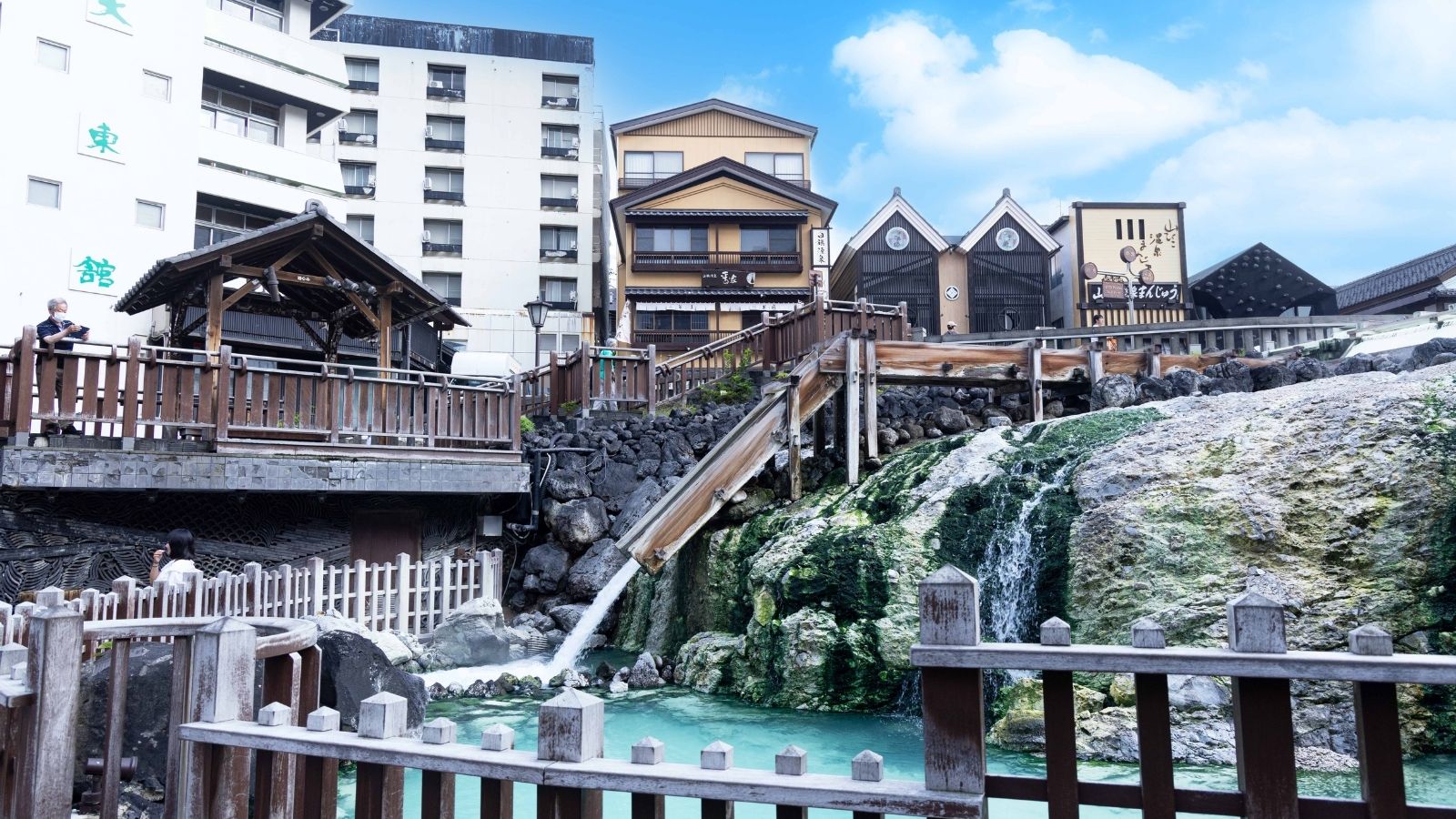 【外観】当館は湯畑の目の前に位置しています。