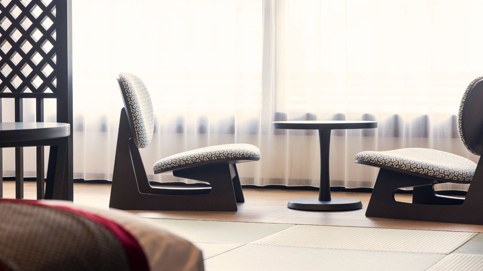 【大正ロマン】窓際に設えた休憩スペースから湯畑を望む、至福のロケーション