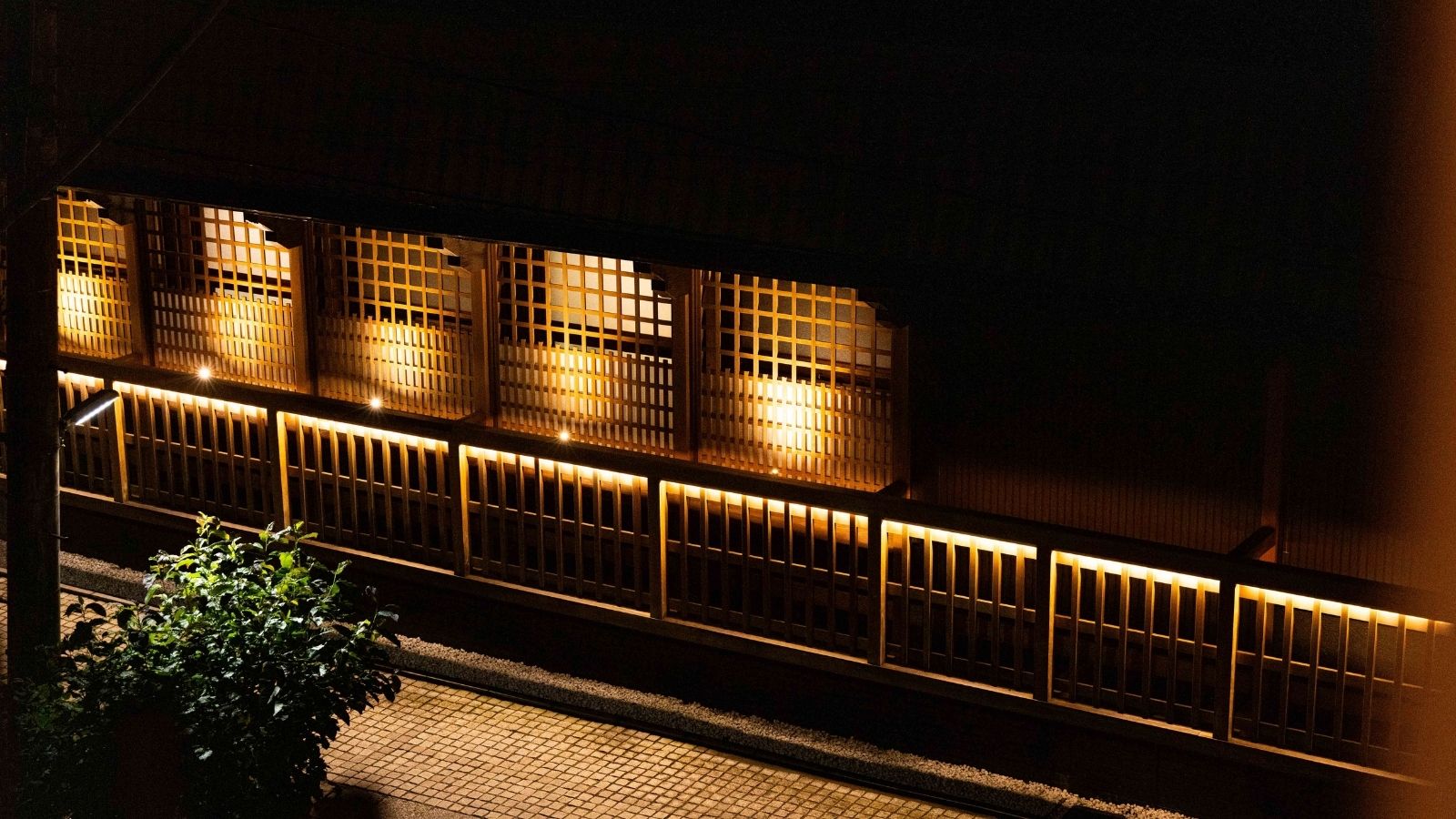 【和モダン】窓からは、格子から灯りの漏れる夜ならではの落ち着いた雰囲気の景色が漂う。