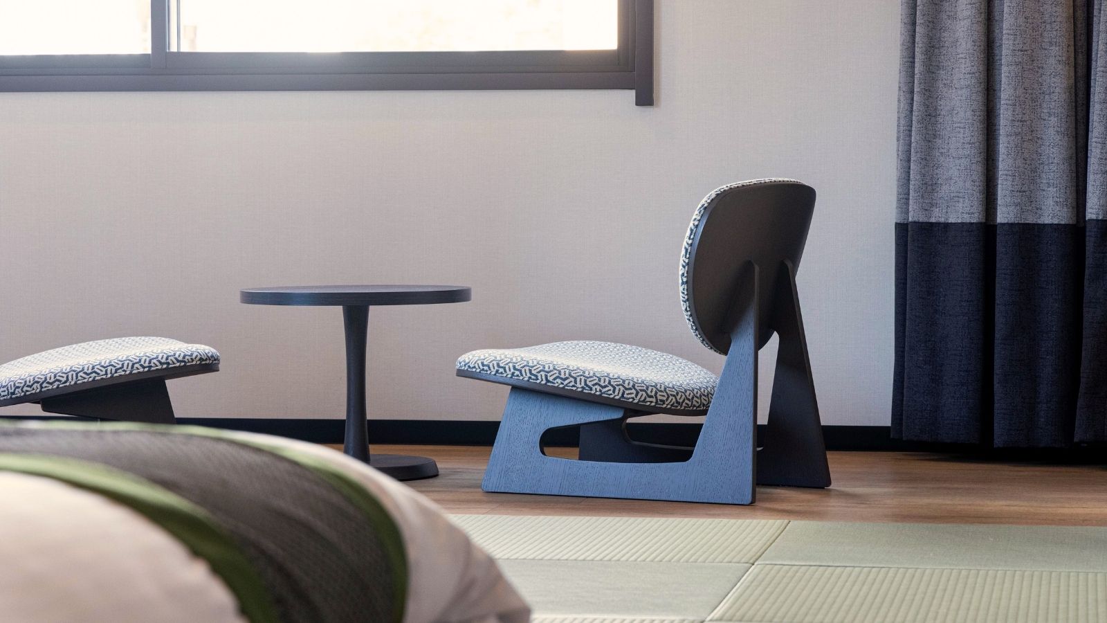 【大正ロマン】窓際に広がる落ち着きの空間。草津の静寂と大正ロマンの雰囲気を同時に堪能。湯畑眺望無し。