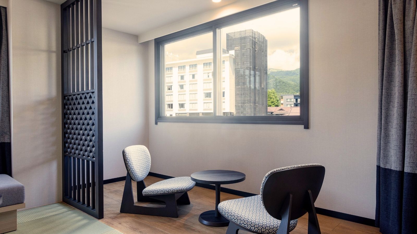 【大正ロマン】窓際に設けられた落ち着きのスペースで、草津の静かな時間をゆったりと満喫。湯畑眺望無し。