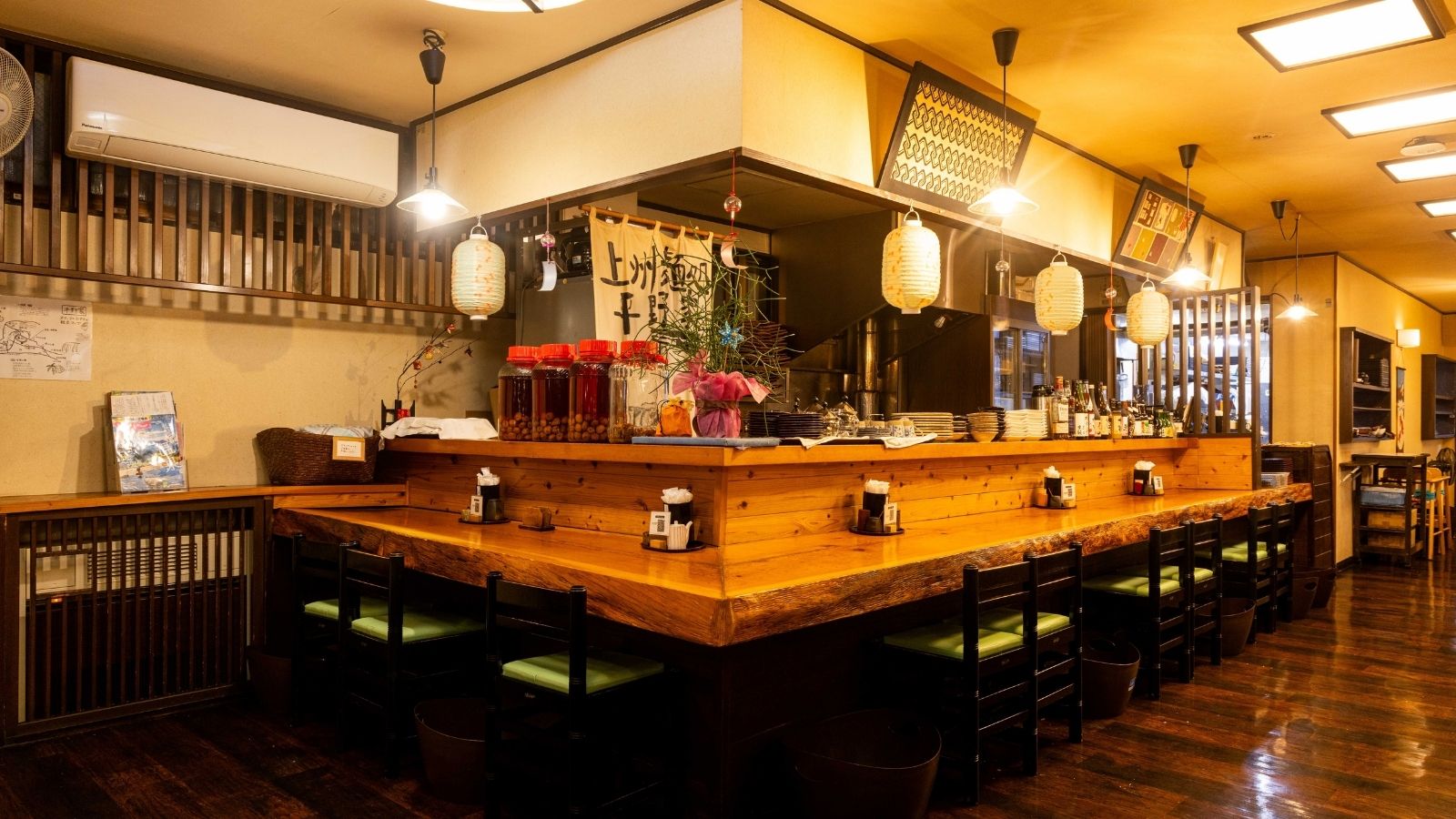 【上州麺処 平の家】木のぬくもりを感じる店内。カウンターからは蕎麦窯が見えます。