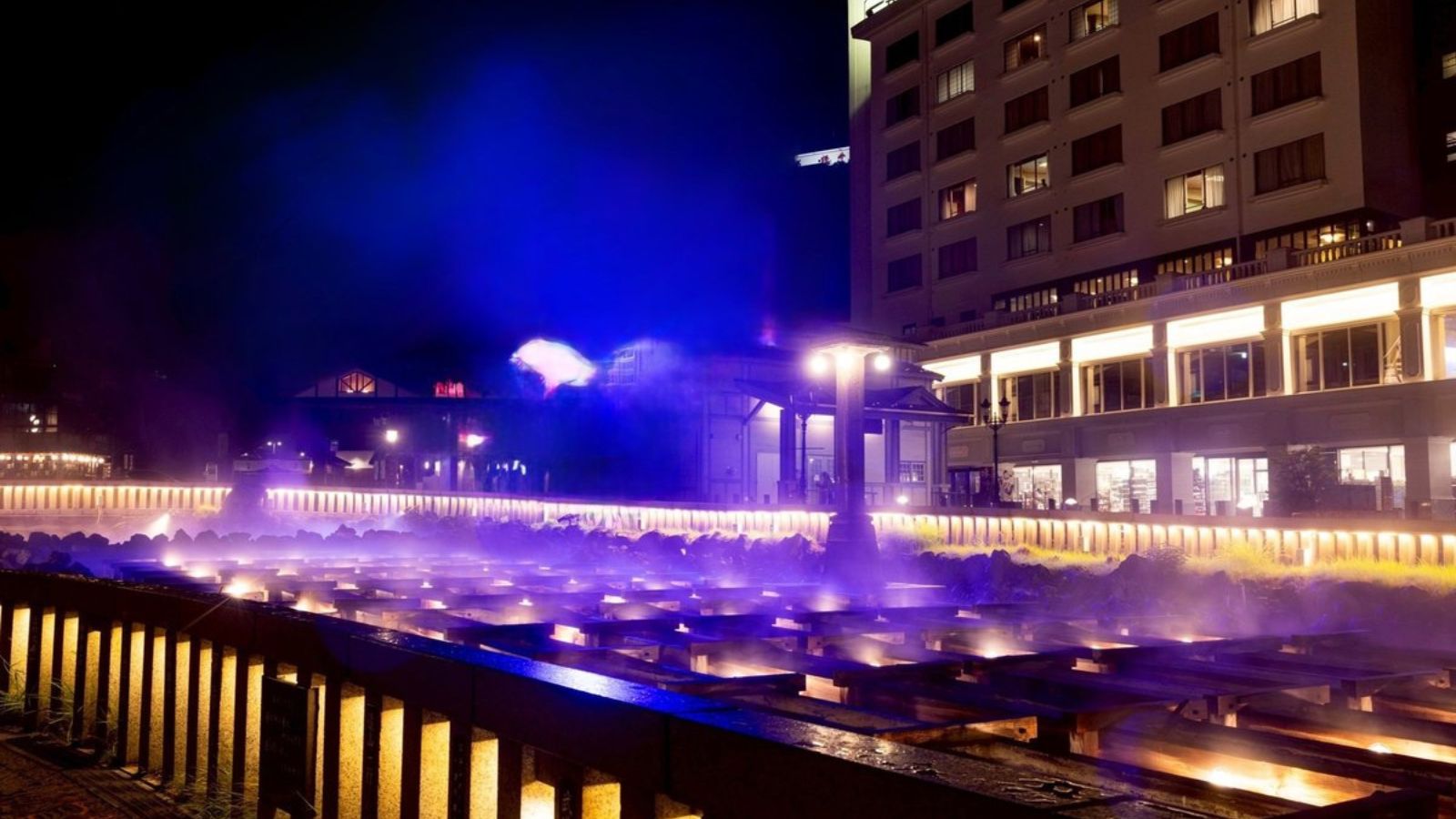 【湯畑】湯けむりと光が織りなす幻想的なナイトシーン。