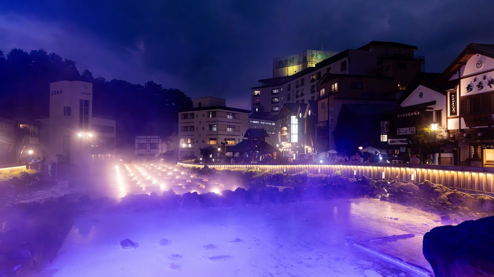 【湯畑】湯けむりと光が織りなす幻想的なフォトジェニックライトアップ。草津の夜散歩におすすめ。