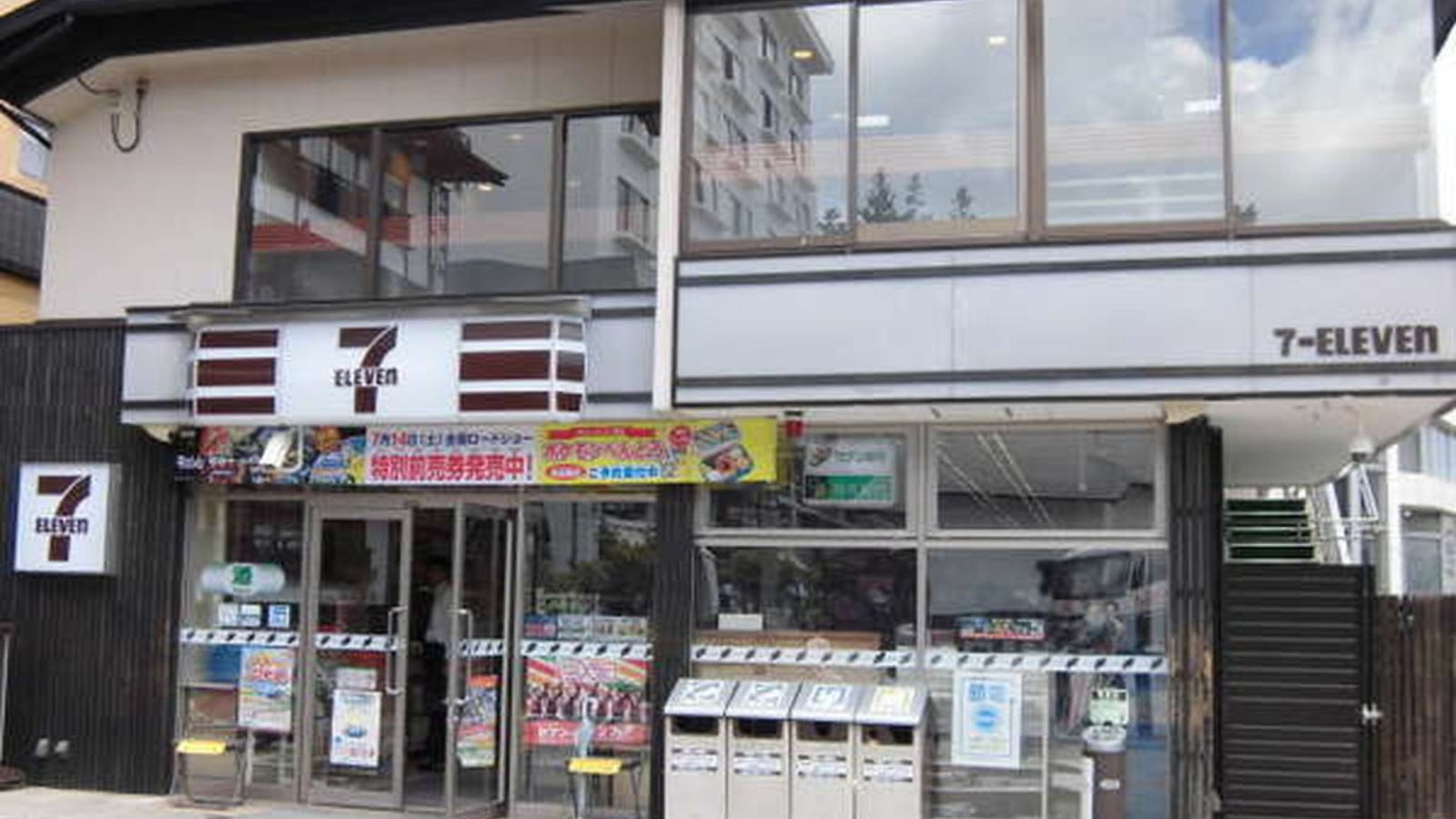 【コンビニ】当館から徒歩30秒の場所にコンビニがあり、便利にお買い物ができます。
