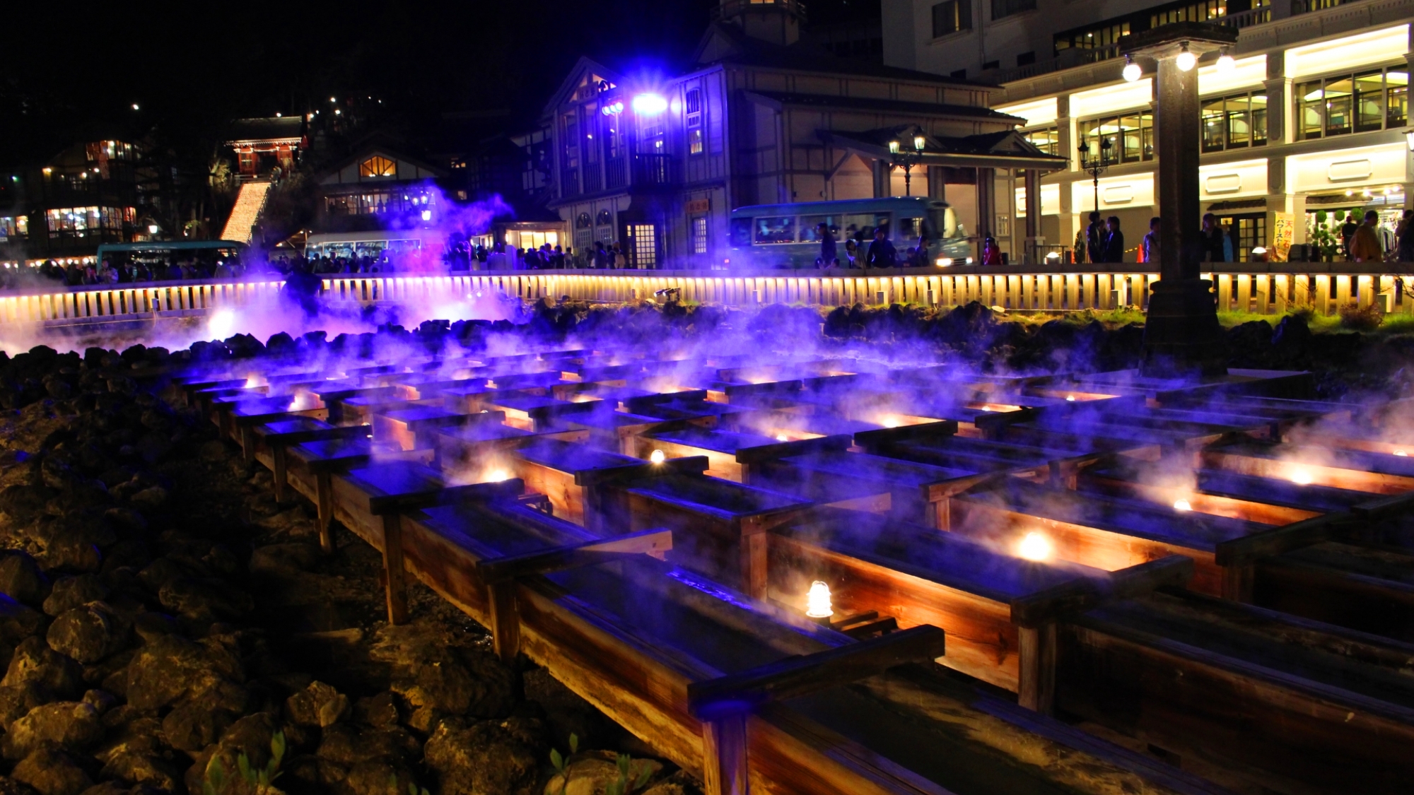 【夜の湯畑】草津温泉の美しい夜景が、訪れる人々を魅了します。