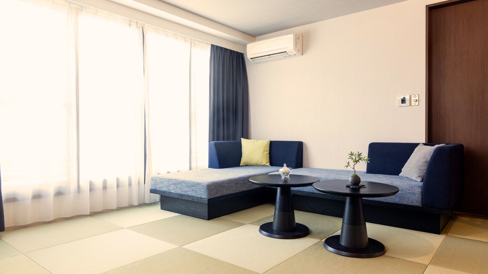 【北欧和モダン】和の趣と北欧デザインが調和した、快適で心地よい空間。窓からは五重の塔が見えます。