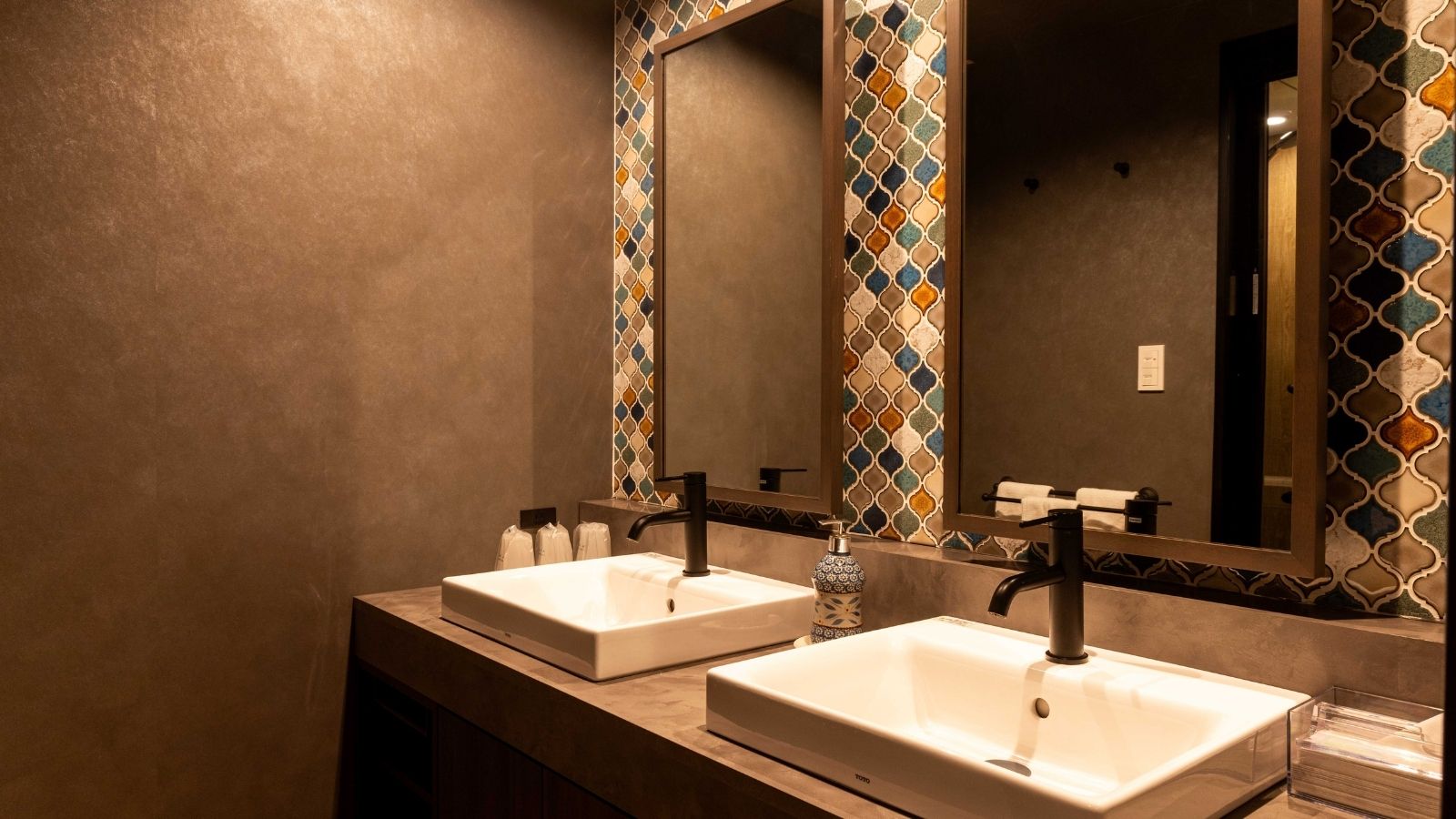 【大正ロマン】湯畑を望む客室に、使いやすい水場を完備。旅のひとときがさらに快適に。