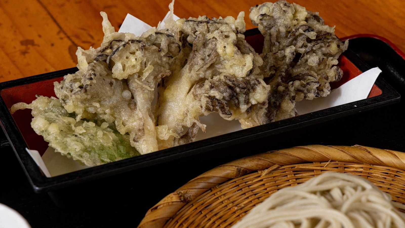 【１F麺処平の家】素材の旨みを閉じ込めた、100日舞茸天ざる
