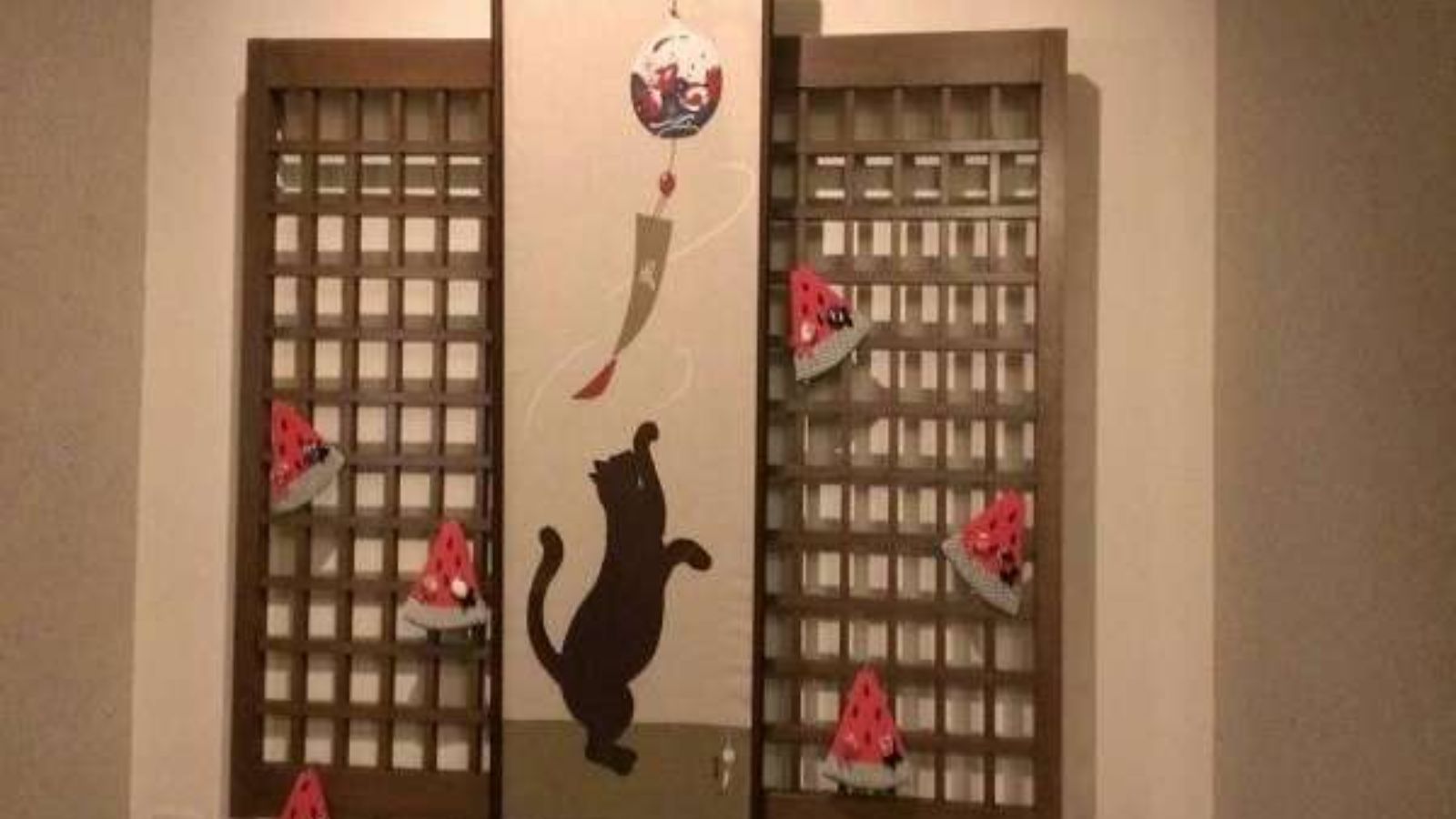 夏の絵手ぬぐい『猫と風鈴』館内には季節の絵手拭いが飾られています。