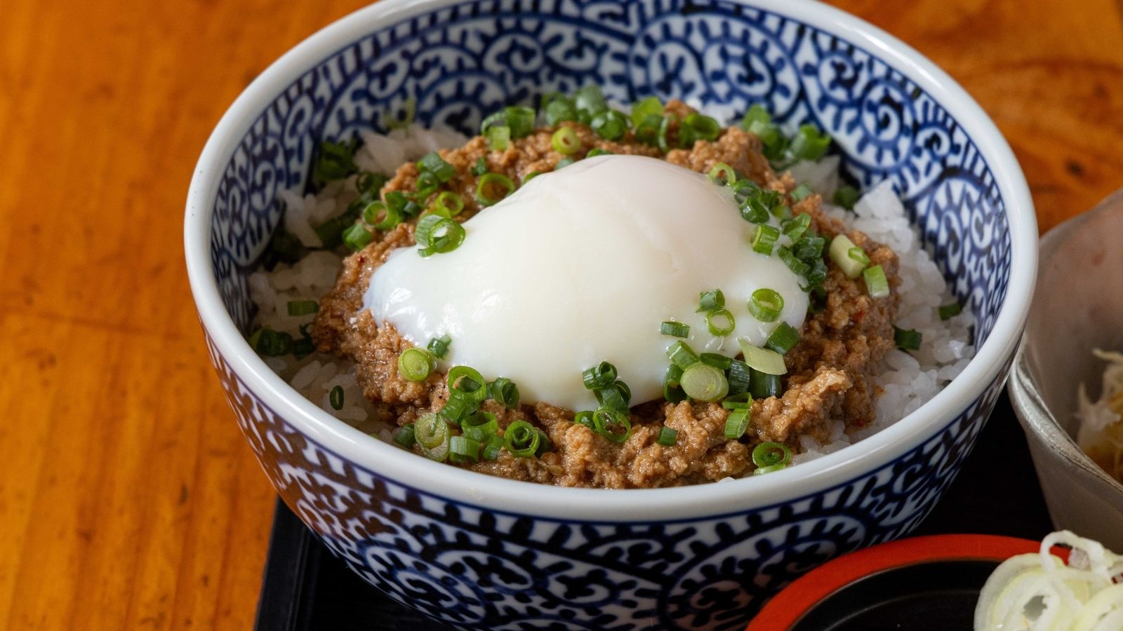 【１F麺処平の家】出汁で炊いたお蕎麦屋さんの肉みそ丼（温玉のせ）