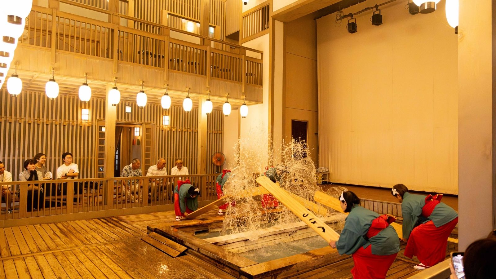 【湯もみ】伝統を受け継ぐ湯もみ実演は、草津ならではの特別な体験です。