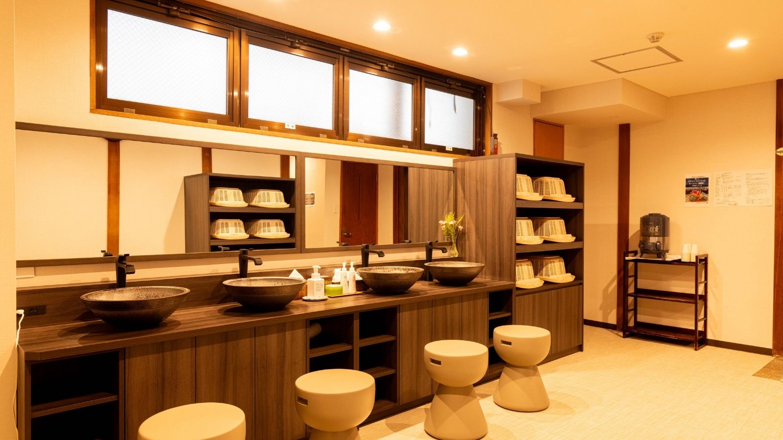 【男子脱衣所】安心してお着替えや準備ができる快適な空間です。