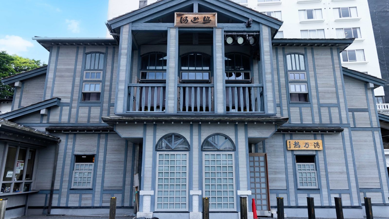 【湯もみ】湯畑前に建つ「熱乃湯」は、温泉情緒を楽しめる観光スポット。