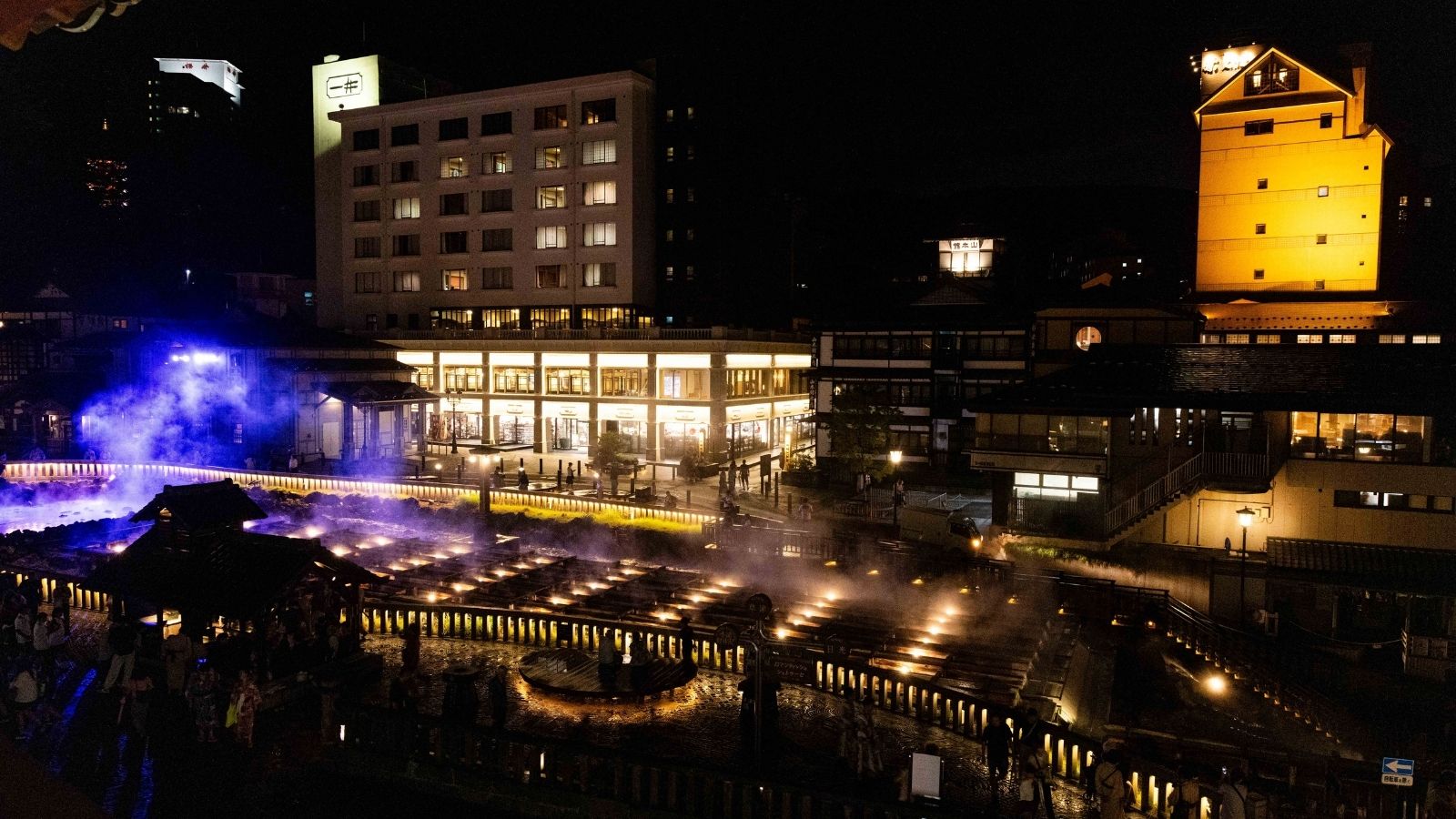【湯の香】夜の温泉街と湯畑の灯りに包まれた、客室で贅沢なひととき。