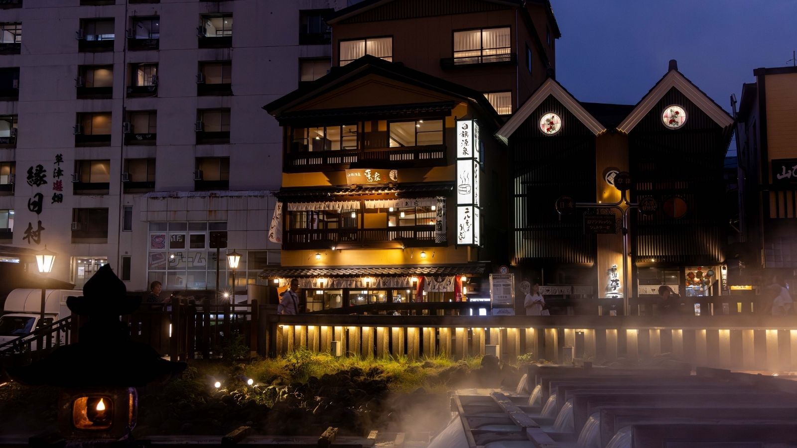 【外観】柔らかな灯りに包まれ、静かで温かい夜の佇まい。